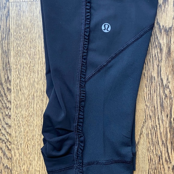 Lululemon Black Crops - Picture 4 of 9